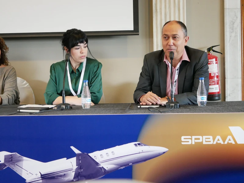 ngel Martnez Campos, desarrollador de negocios de aviacin sostenible en Moeve y Diana Zugasti Hervs (AESA). 